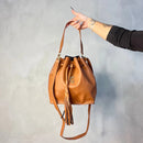 Kit 4 Bolsas Edição Limitada: Bolsa KS de Couro Grande + Carteira + Mochila + Bolsa Casual Media.