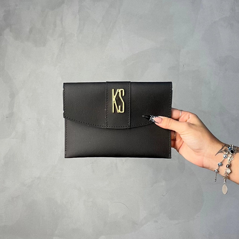 Kit 4 Bolsas Edição Limitada: Bolsa KS de Couro Grande + Carteira + Mochila + Bolsa Casual Media.